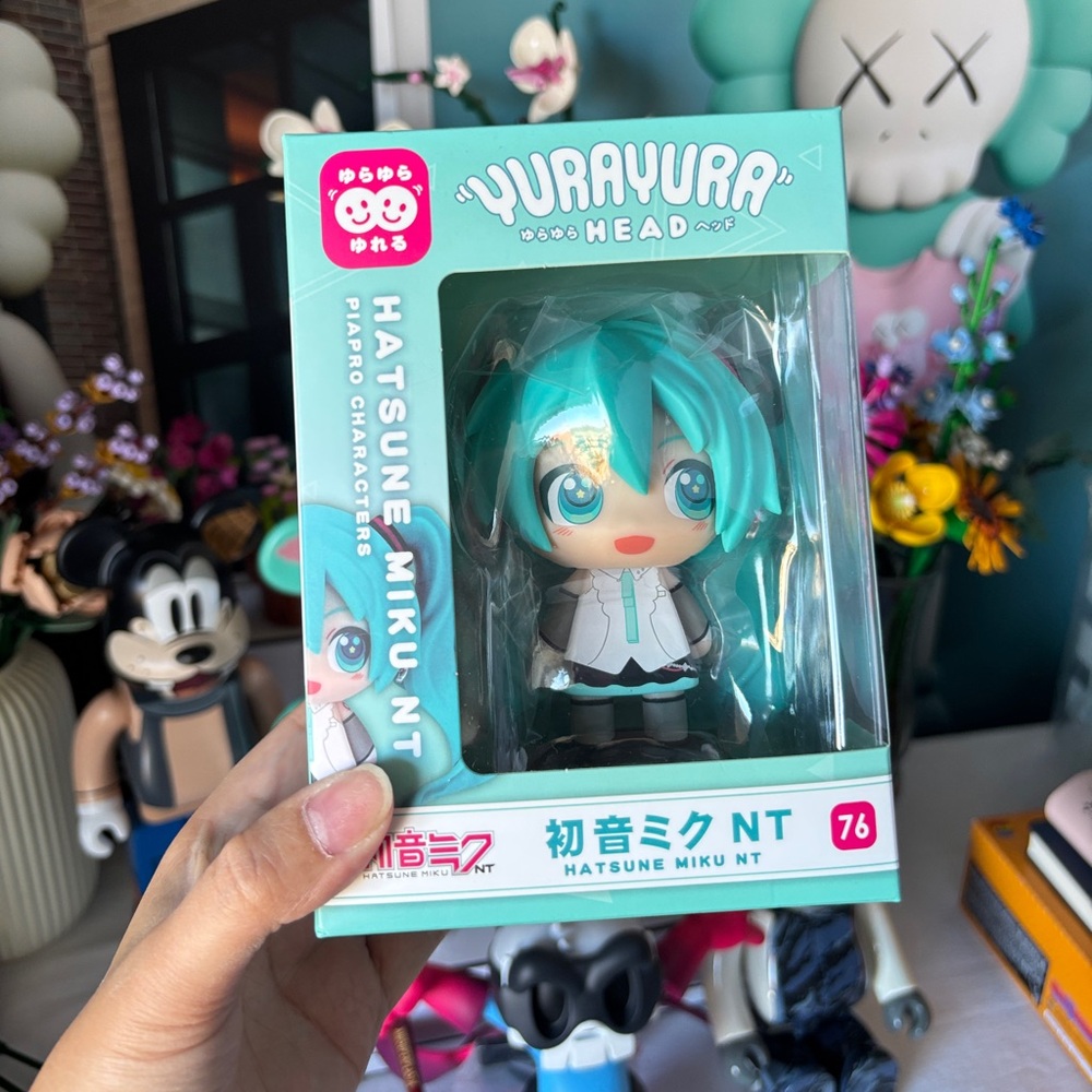 Hatsune Miku Yurayura Head Figure